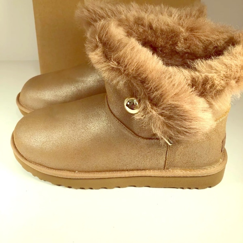 Brand NEW women’s UGG boots size 9 antique pearl
